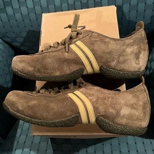 Women’s 9.5 Merrell hiking shoes in loden green.  Excellent condition.